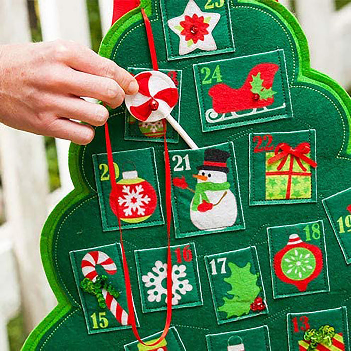 Red Co. Christmas Tree Advent Calendar Felt Door or Wall Décoration - Countdown to Xmas